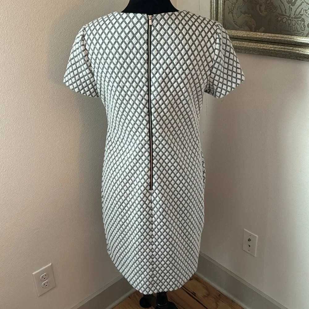 Calvin Klein lightly quilted White House geometric shift dress Sz 8‎
